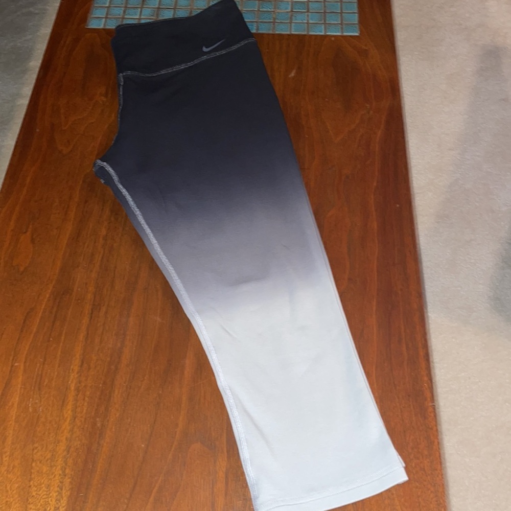 EUC Nike ombré 3/4 capri - Picture 3 of 4